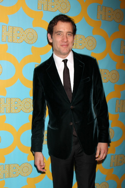 Clive Owen là một nam diễn viên nổi tiếng của Hollywood với nhiều bộ phim hay như Children of Men, Shoot Em Up. Không quá đẹp trai, không quá sành điệu, nhưng theo nhận định của nhiều người nam tài tử đến từ Anh quốc Clive Owen khá hợp với vai diễn James Bond. Anh đã từng là ứng cử viên vào vai James Bond nhưng không thành.