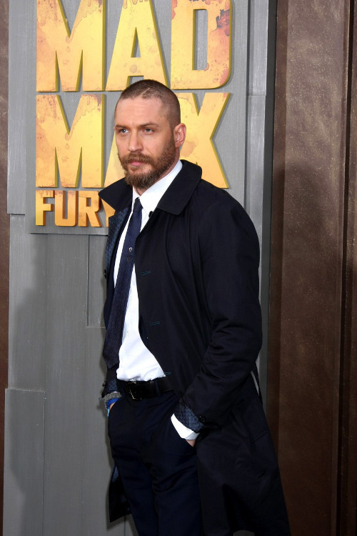 Tom Hardy là một nam diễn viên nổi tiếng với phim The Dark Knight Returns. Anh cũng từng thể hiện được tài năng diễn xuất của mình sau sự thành công của Inception vài năm trước. Sau khi Daniel Craig đặt dấu chấm hết của mình với vai James Bond, nhiều người cho rằng Tom Hardy là vị trí thích hợp nhất. Hardy cũng từng bày tỏ mong muốn được diễn vai này.