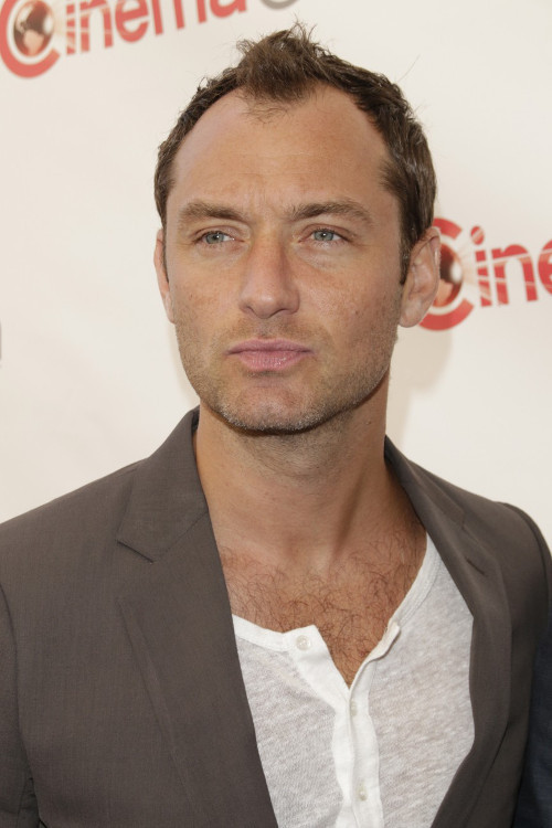 Jude Law được xem là chàng diễn viên lãng tử Hollywood. Anh đã từng được đề cửa cho hai giải Oscar. Sau thành công của mình tại "Spy" và "Enemy At The Gates", Jude Law vẫn luôn khao khát được thể hiện niềm đam mê diễn xuất của mình. Jude đã từng lọt vào tầm ngắm của vai diễn James Bond, nhưng chưa từng được diễn thử.