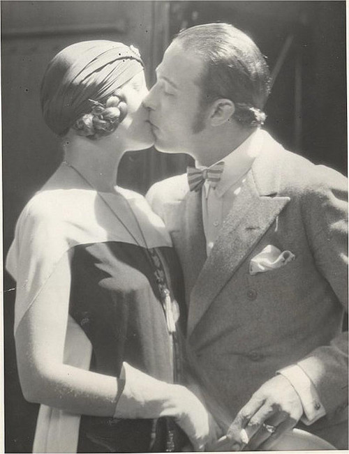 Rudolph Valentino và hai vợ. Rudolph Valentino là một trong những biểu tượng sex đầu tiên trong điện ảnh. Rudolph Valentino đóng vai chính trong nhiều bộ phim câm và chiếm được tình cảm của không ít phụ nữ. Tuy nhiên, cả hai người vợ của Rudolph là Jean Acker và Natacha Rambova đều là người đồng tính. Người ta cho rằng, cuộc nhân nhân của họ là để che giấu khuynh hướng tình dục trước công chúng. Cả hai cuộc hôn nhân giả mạo ấy đều kết thúc sau một thời gian ngắn.
