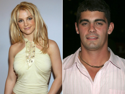 Britney Spears và Jason Alexander. Jason Allen Alexander là người là người chồng đầu tiên của Britney Spears. Năm 2004, người hâm mộ vô cùng bất ngờ khi nàng ca sĩ đột ngột kết hôn. Sau một đêm tiệc tùng ở Las Vegas, Britney Spears và Jason Alexander, người bạn thời thơ ấu đã lái xe thẳng tới một nhà thờ nhỏ để làm lễ cưới. Tuy nhiên cuộc hôn nhân của Britney Spears chỉ kéo dài 55 tiếng. Sau khi ly dị, Britney Spears thừa nhận đã không nhận biết được hành động kết hôn đó của mình.
