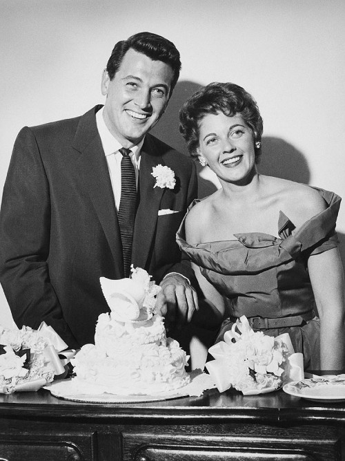 Rock Hudson là một ngôi sao điện ảnh lớn những năm 1950 và 1960. Năm 1955, lo sợ bị tạp chí Confidential đe dọa tiết lộ thông tin Rock Hudson là người đồng tính, đại diện của anh, Henry Wilson, đã sắp xếp một cuộc hôn nhân để tránh scandal cho nam diễn viên này. Và đám cưới của Rock Hudson với Phyllis Gates diễn ra. Tuy nhiên cặp đôi này ly hôn sau 3 năm chung sống.
