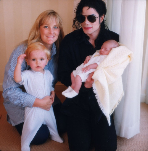Michael Jackson và Debbie Jeanne Rowe. Debbie Rowe là một trong số các y tá của Michael Jackson. Sau khi ly hôn người vợ đầu tiên, Jackson đã kết hôn với Debbie. Tuy nhiên, có thông tin cho rằng, cuộc hôn nhân này là một bản thỏa thuận. Theo đó, Debbie Rowe nhận được một khoản tiền khá lớn. Họ có với nhau 2 người con rồi sau đó ly hôn. Ngoài ra, nhiều cuộc hôn nhân giả của sao Hollywood khác cũng bị phanh phui.