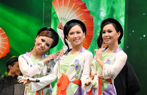 Cẩm Ly, Minh Tuyết, Hà Phương là ba chị em được nhắc nhiều nhất trong làng giải trí phía Nam bởi sự giàu có lẫn tài năng của họ. Cả ba đều là những danh ca xuất sắc được nhiều người mến mộ. Cẩm Ly có sở trường hát nhạc trẻ và dân ca, Minh Tuyết thì lại quá nổi bật với những bản nhạc dance gợi cảm, còn Hà Phương sâu lắng trữ tình. Họ là cặp chị em có cuộc sống viên mãn nhất showbiz và thực sự làm khán giả cảm thấy vô cùng thú vị, yêu mến.