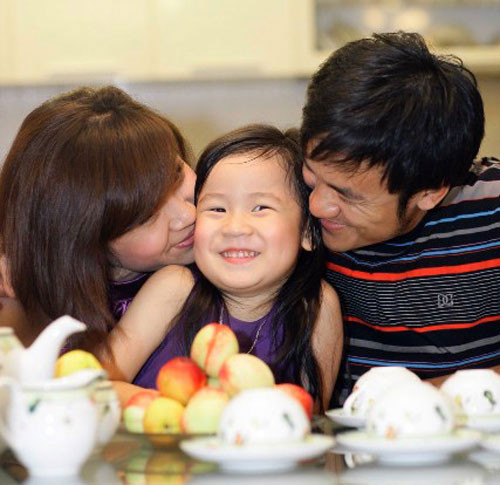 Lưu Thiên Hương cũng có cuộc sống hạnh phúc không kém cô em gái. Nhạc sĩ "Quạt giấy" có sự nghiệp âm nhạc thăng hoa khi liên tục cùng các ca sĩ ra mắt nhiều sản phẩm âm nhạc chất lượng. Thêm vào đó, cô còn nhận lời làm giám đốc âm nhạc cho chương trình The Voice Kids cũng khiến cho tên tuổi được biết đến nhiều hơn. Ngoài công việc, nữ nhạc sĩ cũng có một gia đình hạnh phúc với người chồng hiền lành và con gái đáng yêu.