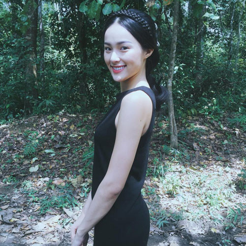 Cô gái gốc Hải Phòng có khuôn mặt thuần khiết. Điều này giúp Hạ Vi lấy được thiện cảm của số đông người yêu cái đẹp. Nếu chú ý kỹ, ngoài phong cách trẻ trung xì tin, Hạ Vi còn được cộng đồng các cô dâu biết đến vì cô là người mẫu chuyên chụp ảnh cưới.