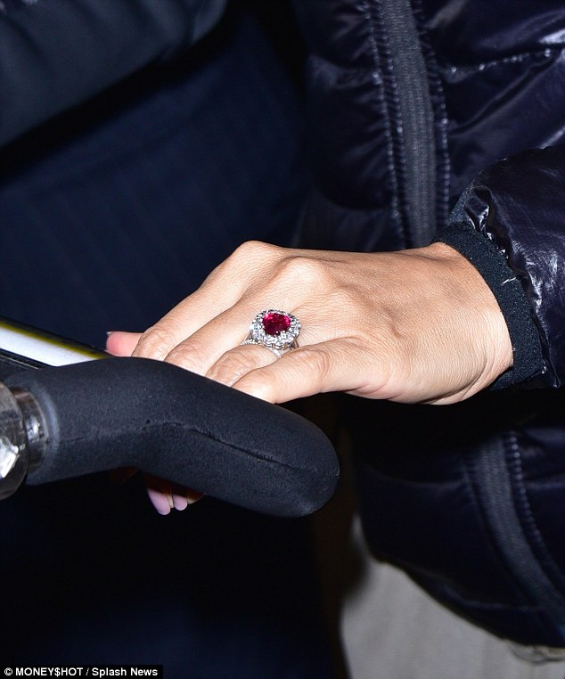 Nhẫn đính hôn của Eva Longoria nổi bật với viên ruby khổng lồ.