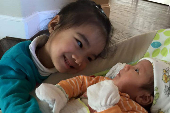 Dù không được làm út nữa nhưng bé vẫn thích vì được làm chị. Điều đó thể hiện, Hồng Ngọc và chồng biết cách dạy con cái chia sẻ tình yêu thương với mọi người.