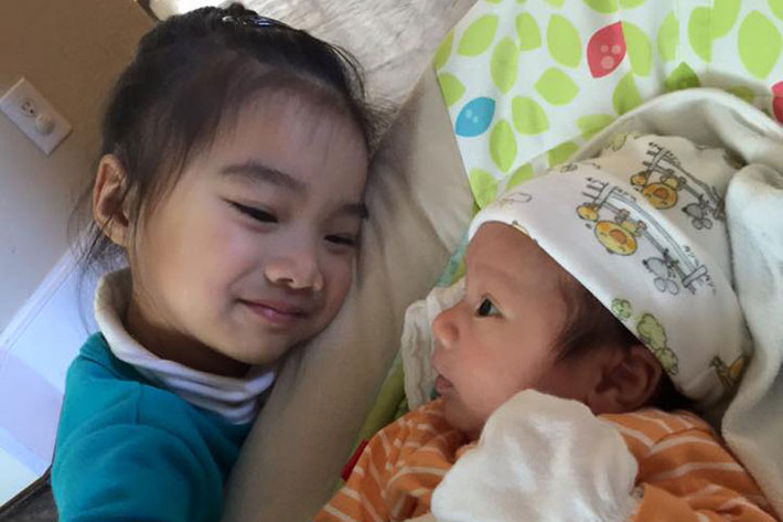 Cô công chúa nhỏ của Hồng Ngọc tỏ ra yêu quý em bé và lúc nào cũng muốn được trò chuyện cùng em trai nhỏ.