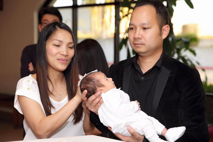Nữ ca sĩ "Mắt nai" đang có một cuộc sống vẹn tròn viên mãn khi được ông xã Thomas Nguyễn yêu thương chia sẻ. Không chỉ là một người chồng tận tâm, yêu vợ, Thomas còn là một người cha mẫu mực yêu con vô bờ bến.