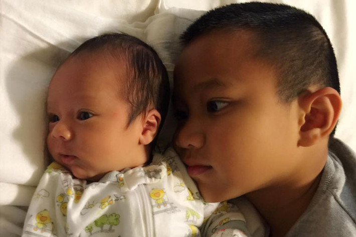 Dù tình yêu thương bị bố mẹ san sẻ cho 2 tình yêu nhỏ hơn nhưng cậu vẫn luôn vui vẻ yêu thương và không hề tỏ ra ích kỷ như nhiều em bé cùng trang lứa.