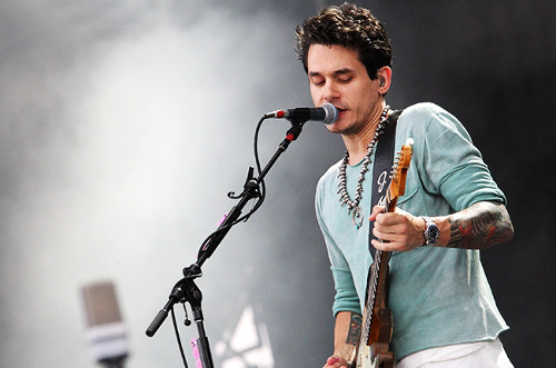 John Mayer - tình cũ một thời của Taylor không ngần ngại buông lời chê những ca khúc của cô là rẻ tiền trên báo chí.