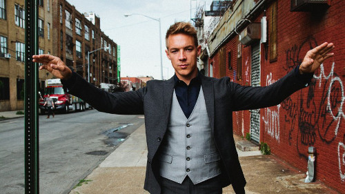 Nam DJ Diplo từng công khai chế giễu ngoại hình của Taylor Swift khi đăng tải dòng status và một tấm ảnh với nội dung "công kích" nữ ca sĩ này trên mạng xã hội Twitter: "Cần lập ra một chiến dịch để cải thiện vòng ba của Taylor Swift".