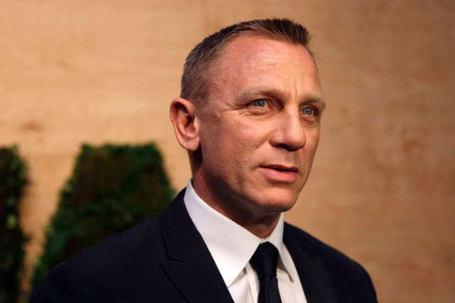 Trong một buổi trả lời phỏng vấn, Daniel Craig cho rằng chị em nhà Kardashian cư xử như những kẻ ngu ngốc trên truyền hình và để rồi thu về bộn tiền.