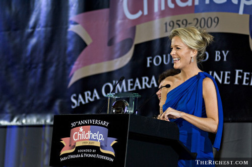 Tháng 7/2015, người dẫn chương trình của đài Fox News, Megyn Kelly đã có lời phát biểu gây sốc về thân hình của Kim Kardashian. Megyn cho biết, Kim cần phải phẫu thuật thẩm làm thay đổi diện mạo mới có thể thu hút được đàn ông. Trước những lời chê bai ấy, Kim nói không hề biết đó là ai và cũng không quan tâm đến lời nhận xét đó.