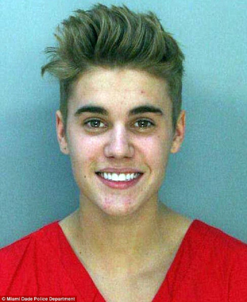  Bị bắt vì đua xe trái phép. Năm ngoái, Justin Bieber đã bị cảnh sát Miami bắt giữ vì tham gia vào một cuộc đua xe trên đường phố. Không những vậy, nam ca sĩ còn tỏ thái độ bất hợp tác khi cảnh sát yêu cầu rời khỏi xe.