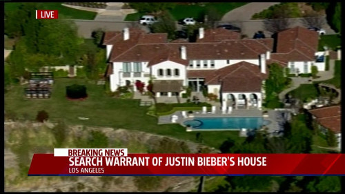 Ném trứng sang nhà hàng xóm. Một người hàng xóm gần nhà Justin Bieber ở Calabasas, California đã tố cáo nam ca sĩ này 20 quả trứng vào nhà anh ta. Theo lời kể, người hàng xóm này nghe thấy tiếng đập vào cửa và khi nhìn từ ban công tầng 2 thì thấy “hoàng tử nhạc pop” đang ném trứng vào nhà mình.