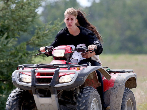 Tấn công người khác tại Ontario, Canada. Trong khi đưa bạn gái Selena Gomez về nghỉ tại quê nhà, Justin Bieber đã giải quyết mâu thuẫn với một tài xế khác bằng bạo lực sau khi phương tiện hai bên va chạm nhau.