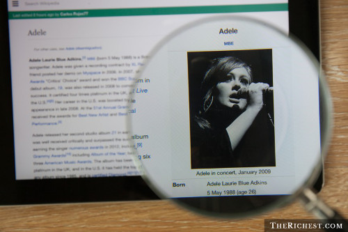 Ca sĩ Adele sinh ra tại Tottenham, London. Khi mới 2 tuổi, cha cô đã rời bỏ hai mẹ con. Adele nói rằng cô sẽ không bao giờ tha thứ cho ông. Adele bị ám ảnh bởi nhiều giọng ca và bắt đầu hát từ khi 4 tuổi. Cô dành nhiều thời gian học hát hơn là đọc sách.