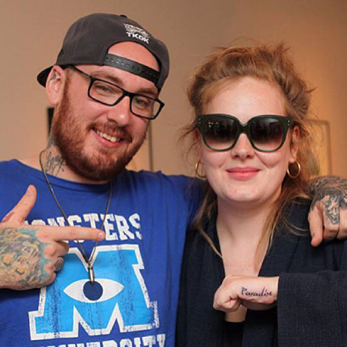 Adele có 5 hình xăm trên cơ thể. Trong đó có hai hình ở cổ tay trái, một hình ở bàn tay phải, một hình dưới tai phải và một hình xăm bí mật trong cơ thể.