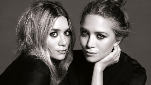 Mary-Kate và Ashley Olsen hay còn được biết đến là cặp song sinh Olsen. Họ được biết đến vai trò đầu tiên không phải là nhà thiết kế mà là với tư cách một diễn viên. Từ vai chính trong bộ phim truyền hình Full House, cặp song sinh đã nhanh chóng chiếm được cảm tình của khán giả. Sau này, hai chị em còn thực sự thành công trên lĩnh vực kinh doanh, và trở thành một trong những người phụ nữ giàu có nhất trong làng giải trí khi tuổi đời còn rất trẻ.