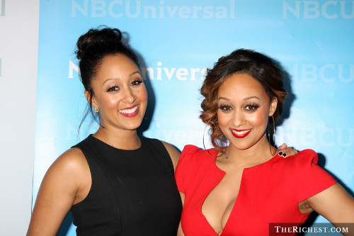 Tia và Tamera Mowry. Tia và Tamera Mowry sinh năm 1978 ở Đức, nhưng hai người lớn lên ở Texas. Hai chị em được công chúng biết đến khi tham gia vào bộ phim sitcom. Năm 2011 cặp song sinh đã có chương trình truyền hình thực tế của riêng mình có tên “Tia và Tamera”. Single mang tên “Yeah, Yeah, Yeah!" của hai chị em, phát hành vào năm 1992 cũng giữ vị trí thứ 12 trên bảng xếp hạng Billboard hot 100.