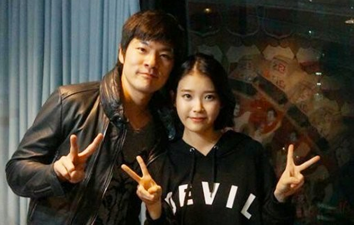 "Em gái quốc dân" IU không chỉ dính 1 mà còn tới 3 scandal trong năm 2015. Đầu tiên là bê bối hẹn hò với ca sĩ - nhạc sĩ Jang Ki Ha. Chưa đầy một tháng sau, cư dân mạng tiếp tục chỉ trích IU vì lời bài hát của "Zeze" trong album "Chat-shire". Thêm vào đó, ca khúc "Twenty-three" trong album còn bị cáo buộc lấy mẫu âm trong ca khúc Gimme more của Britney Spears mà không được phép.