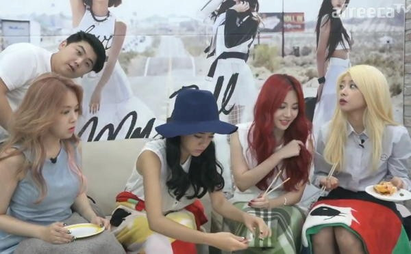 Ngày 7/7 nhóm Girl's Day làm khách mời trên chương trình AfreecaTV. Tuy nhiên, 4 cô gái xinh đẹp bị cộng đồng mạng chỉ trích dữ dội vì hành động thô lỗ. Theo đó, các thành viên trong nhóm đã tỏ ra bất lịch sự khi không để tâm vào câu hỏi của MC. Đặc biệt nhất là "cuộc chiến bánh bao". MC Choi Kun mời cả nhóm thưởng thức bánh bao nhưng thành viên Sojin liên tục cất hộp bánh xuống dưới. Lý do là nhóm không thích ăn bánh bao.