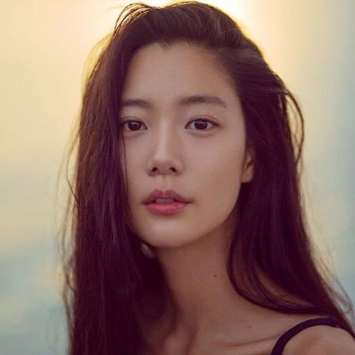 Tháng 1/2015, người mẫu kiêm diễn viên Clara bất ngờ tung đơn kiện công ty quản lý Polaris Entertainment đồng thời yêu cầu kết thúc hợp đồng vì hành động quấy rối của người giám đốc điều hành. Đây được xem là vị bê bối kéo dài nhất trong năm.