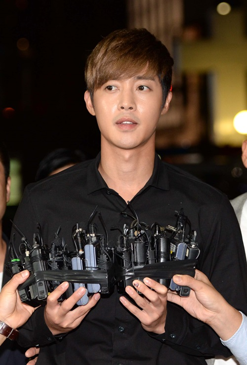 Năm 2014, Kim Hyun Joong bị buộc tội hành hung bạn gái cũ. Năm nay, chàng ca sĩ kiêm diễn viên dính vào scandal bạn gái cũ mang thai. Kết quả xét nghiệm ADN ngày 21/12 đã chứng Kim Hyun Joong là cha của con trai cô Choi.