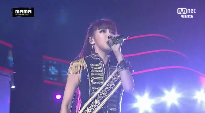 Mặc dù sự xuất hiện của Park Bom's trên sân khấu MAMA 2015 không được coi là vụ bê bối đối với khán giả quốc tế nhưng người Hàn Quốc lại phản ứng rất khác nhau. Sau scandal ma túy năm 2014, người hâm mộ Hàn Quốc có cái nhìn tiêu cực đối với Park Bom. Chính vì vậy, khán giả Hàn vô cùng ngạc nhiên khi cô xuất hiện trở lại trên sân khấu một cách nhanh chóng như vậy. Thêm vào đó, cô còn dính nghi vấn đẩy một vũ công phụ họa trong lúc trình diễn.