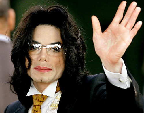 Michael Jackson. Mặc dù đã qua đời 6 năm nhưng Michael Jackson vẫn đứng đầu danh sách những ngôi sao quá cố kiếm tiền nhiều nhất năm 2015. Từ tháng 10/2014 đến tháng 10/2015, Michael Jackson kiếm được 115 triệu USD.