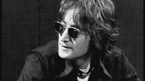 John Lennon. Thủ lĩnh ban nhạc The Beatles qua đời năm 1980 nhưng vẫn được nhận tiền bản quyền và doanh thu đến từ các bản ghi âm và album chung với nhóm nhạc. Năm nay John thu được khoảng 12 triệu USD.