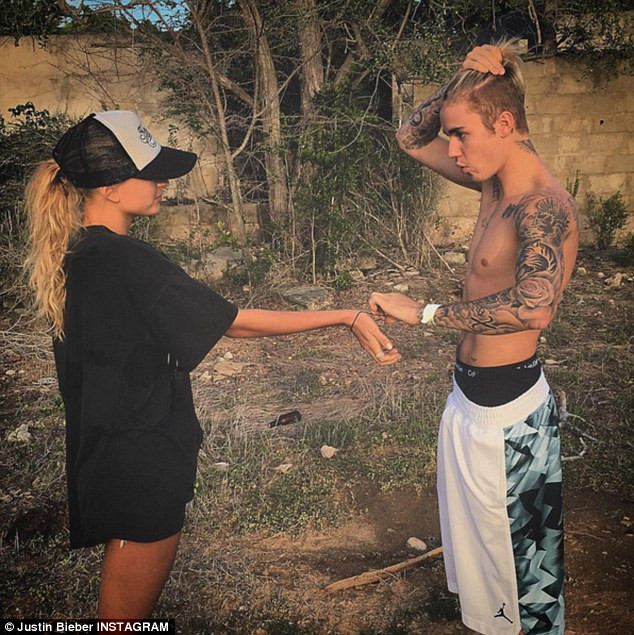 Justin Bieber khoe hình xăm trước mặt bạn gái.