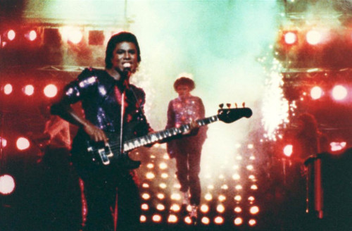 Michael Jackson. Năm 1984, Michael Jackson tham gia đoạn phim quảng cáo cho hãng Pepsi. Theo kịch bản, Michael được hỗ trợ bởi dàn pháo hoa trước trên sân khấu. Tuy nhiên, trong lúc quay, pháo hoa nổ sớm hơn dự định và bén vào làm cháy tóc Michael. Dù được mọi người nhanh chóng cứu giúp nhưng vụ tai nạn vẫn để lại hậu quả nặng nề trong suốt cuộc đời còn lại của anh.