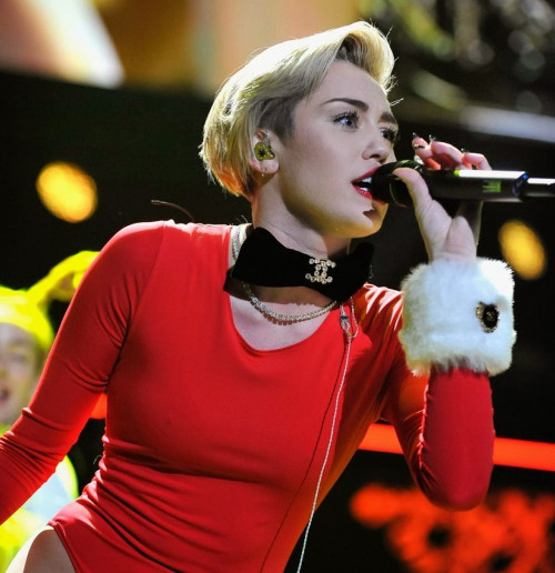 Miley Cyrus nổi bật trên sàn diễn với 2 màu đỏ, trắng đặc trưng của Noel.
