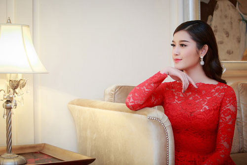 Là một nhân tố mới trong làng thời trang, Huyền My đang nỗ lực từng ngày để thay đổi hình ảnh của mình trở nên đa phong cách hơn trong những sự kiện mà cô xuất hiện.