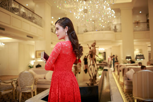 Xuất hiện trong show diễn với phong cách quyến rũ, Nguyễn Trần Huyền My nhanh chóng thu hút sự chú ý của mọi người. Cô cuốn hút bởi thần thái bí ẩn, sang trọng, khác với nét nhí nhảnh và hồn nhiên thường thấy.