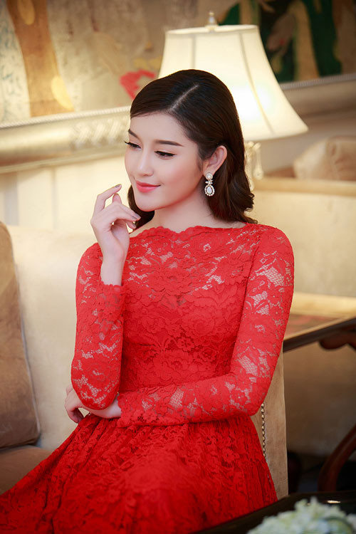 Nếu thời gian qua, những bộ cánh xuyên thấu vô cùng nóng bỏng của Huyền My "đốn tim" công chúng thì giờ đây nhiều người có chút bất ngờ với sự kín đáo nhưng vẫn quyến rũ và sang trọng của cô.