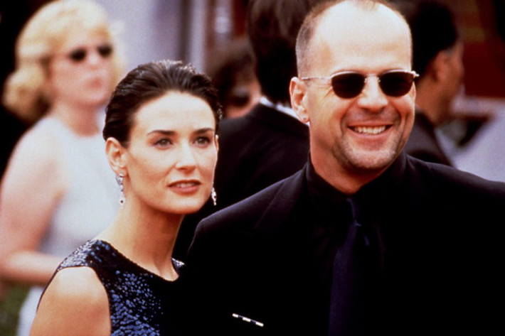 Demi Moore và Bruce Willis kết hôn được 13 năm và có với nhau ba người con. Mặc dù sau đó họ có cuộc sống riêng nhưng cả hai vẫn thân thiết và cùng nhau nuôi dạy con cái.