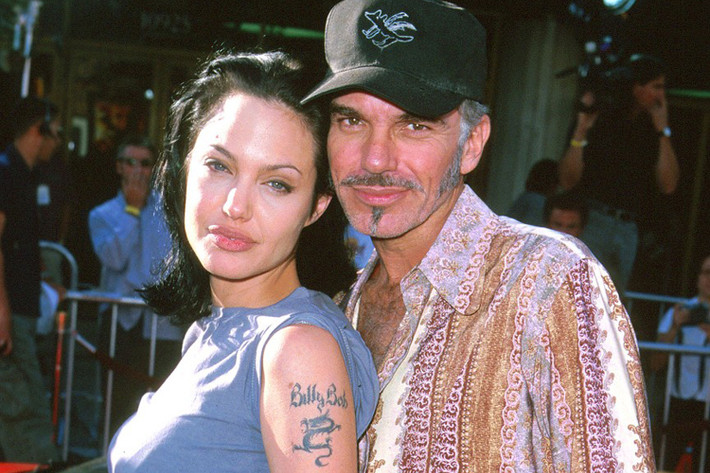 Không ai có thể nghĩ rằng Angelina Jolie sẽ giữ liên lạc với Billy Bob Thornton. Tuy nhiên, một số hãng tin đã khẳng định Angelina vẫn gọi cho chồng cũ để được tư vấn. Bởi lẽ, dù đã chính thức ly dị nhưng Jolie vẫn tôn trọng và tin tưởng tình cũ rất nhiều. Ngoài cặp đôi Angelina và Billy, còn nhiều cặp sao Hollywood ly hôn vẫn là bạn tốt.