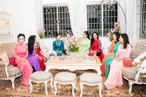 Người đẹp có rất nhiều bạn bè giàu sang và thành công trong sự nghiệp. Mọi người đều vui vẻ và hạnh phúc khi được hội ngộ giao lưu cùng nhau.