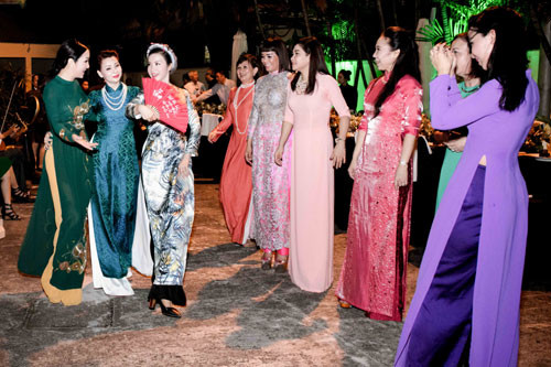 Trong tiệc có rất nhiều tiết mục được biểu diễn. Mọi người đến dự đều trình bày những tiết mục đậm chất dân gian.