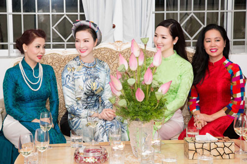 Cô hạnh phúc trong ngày phụ nữ Việt Nam 20/10 cùng bạn bè.