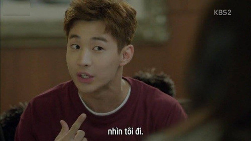 Nam diễn viên "Duyên phận an bài" còn có thể tổ chức một cuộc trò chuyện bằng tiếng Nhật và tiếng Pháp. Cha Henry là người Hong Kong, mẹ anh là người Bình Đông, Đài Loan nhưng Henry sinh ra và lớn lên ở Toronto, Canada.