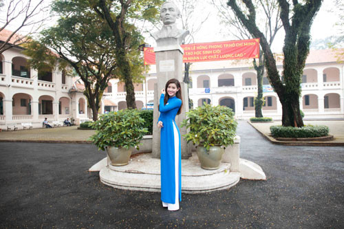 Huyền My diện chiếc áo dài thướt tha. Người đẹp cho biết cô như được quay về thời nữ sinh phổ thông.