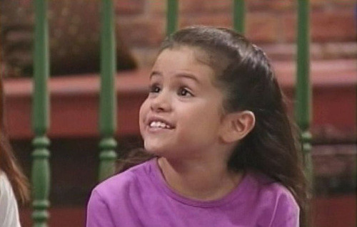 Selena Gomez là một trong những công chúa thành công nhất của Disney. Cô nàng được biết đến với vai diễn Alex Russo trong phim truyền hình "Những phù thủy xứ Waverly", phim điện ảnh "Chuyện cổ tích nàng Lọ Lem" và "Princess protection program". Thế nhưng ít ai biết Selena Gomez bắt đầu với nghiệp diễn từ khi 7 tuổi trên chương trình thiếu nhi "Barney and Friends".
