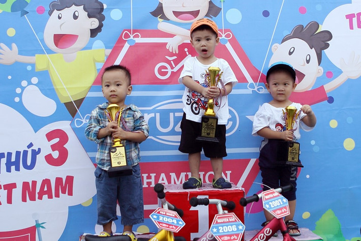Các cua-rơ nhí TP HCM trên bục nhận giải thưởng. Từ trái sang phải: Nguyễn Cao Hạo Nhiên (quận 5), Bùi Nguyên Bảo (quận 11) và Lê Nguyên Khôi (quận Tân Bình) chia nhau các vị trí nhất, nhì, ba.