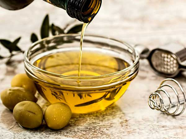 Dầu olive. Để phòng chống bệnh gan nhiễm mỡ thì chế độ dinh dưỡng và lối sống lành mạnh sẽ đóng một vai trò quan trọng đặc biệt. Tốt nhất, bạn nên kiểm soát lượng chất béo ăn vào hàng ngày: loại bỏ hoàn toàn chất béo bão hòa (các loại mỡ động vật, trừ mỡ cá biển), sử dụng chất béo không bão hòa là các loại dầu thực vật như dầu ôliu, đậu, lạc..