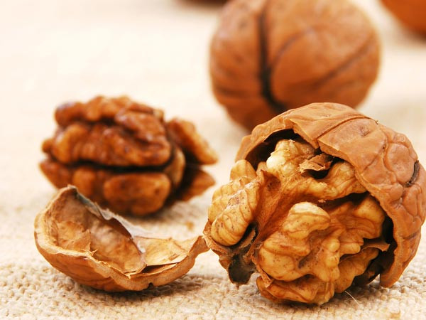 Quả óc chó. quả óc chó chứa lượng acid amin arginine cao giúp thải độc các amoniac trong gan. Ngoài ra trong quả óc chó còn chứa glutathione và acid béo omega 3 giúp hỗ trợ quá trình giải độc gan.